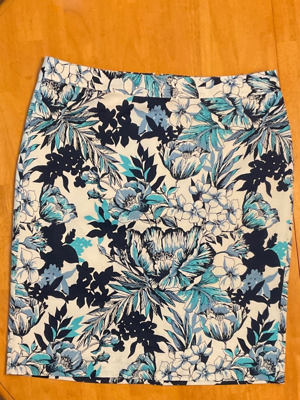 Van Heusen White, Navy & Aqua Floral Pencil Skirt